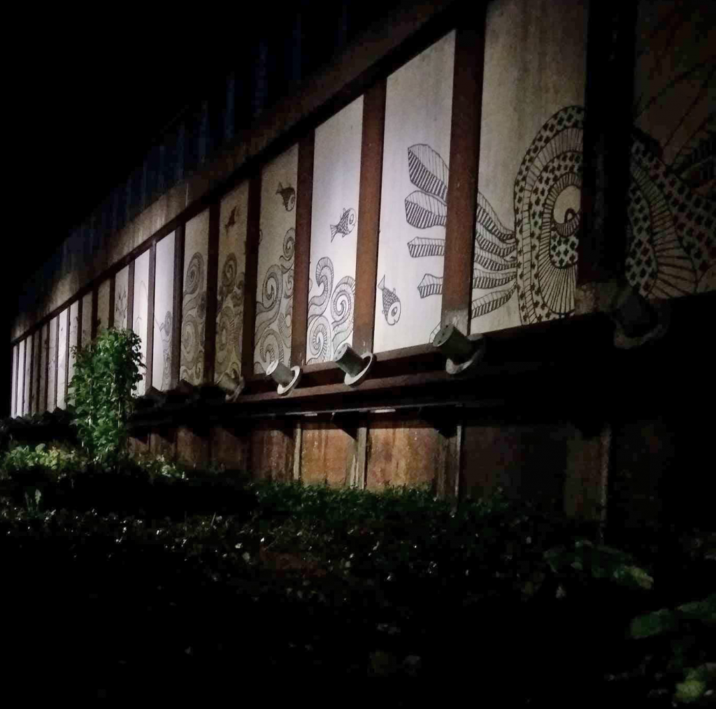 aftenfoto af kristians Lange vægmaleri i lysskakten på plejehjemmet Siffsgård landskabs ide til projektet og landskabsarkitekt Julie Trier